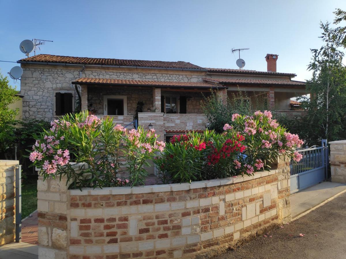 Apartmani Memic 100 M Do Plaze, Apartments Memic Only 100M From Beach Porec Esterno foto