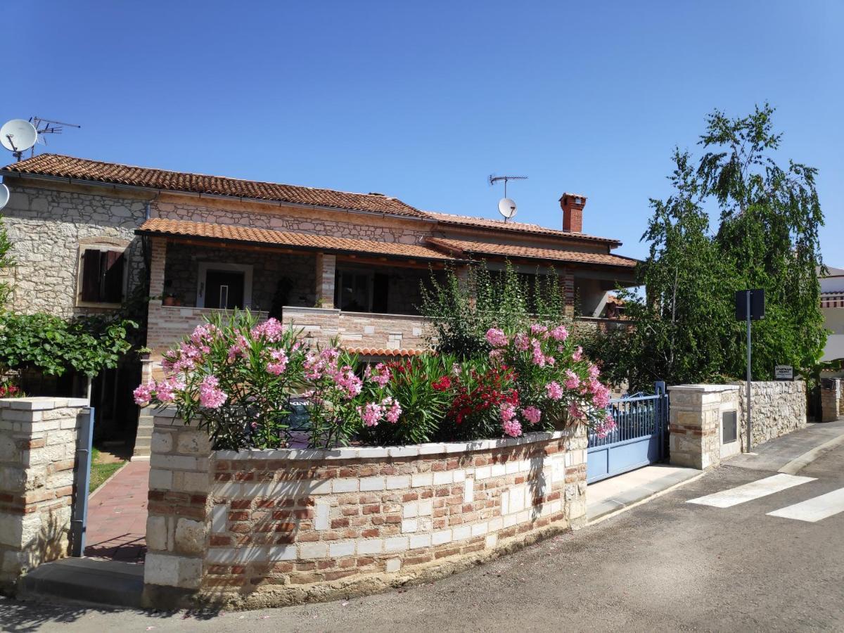 Apartmani Memic 100 M Do Plaze, Apartments Memic Only 100M From Beach Porec Esterno foto