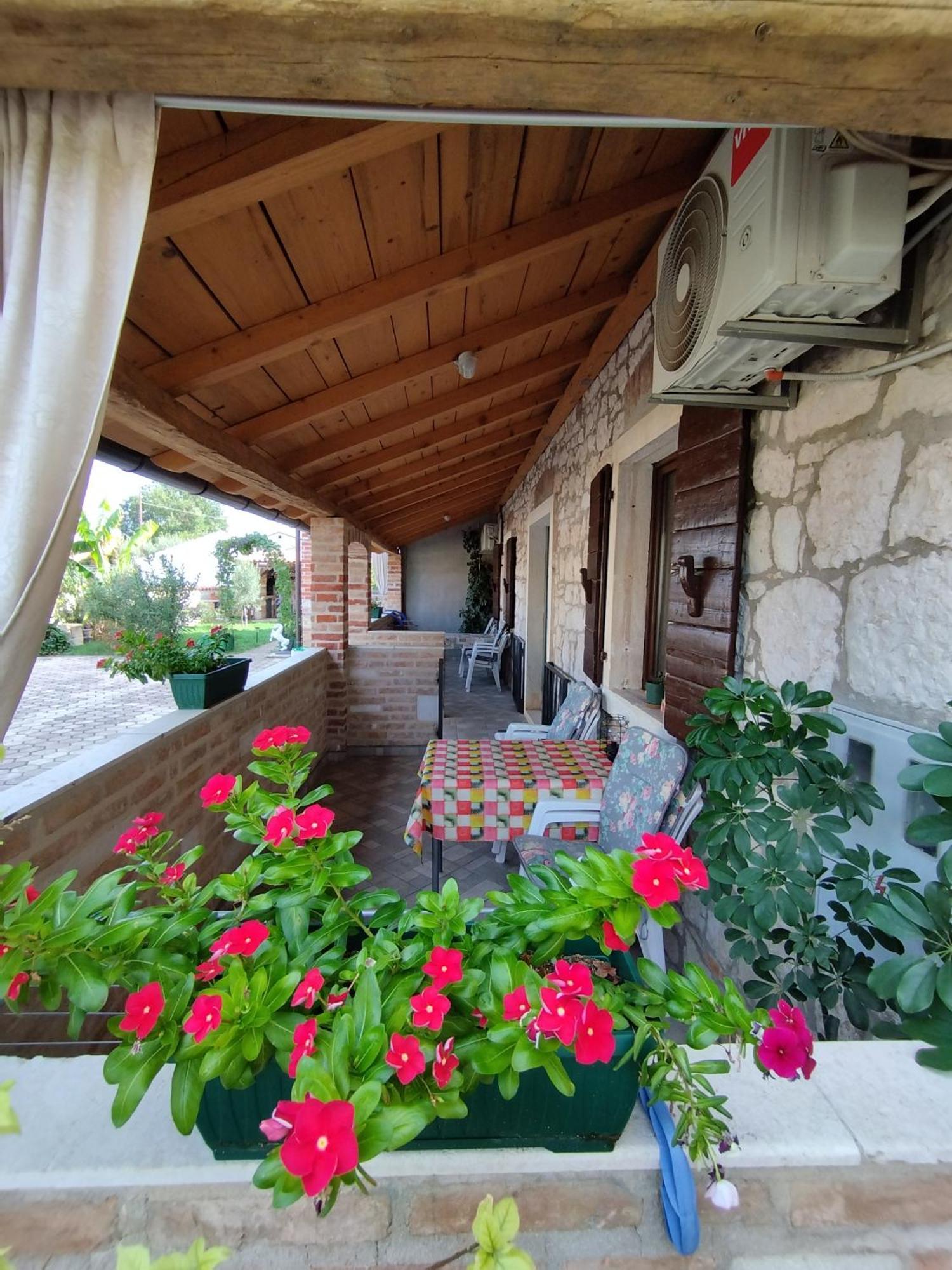 Apartmani Memic 100 M Do Plaze, Apartments Memic Only 100M From Beach Porec Esterno foto